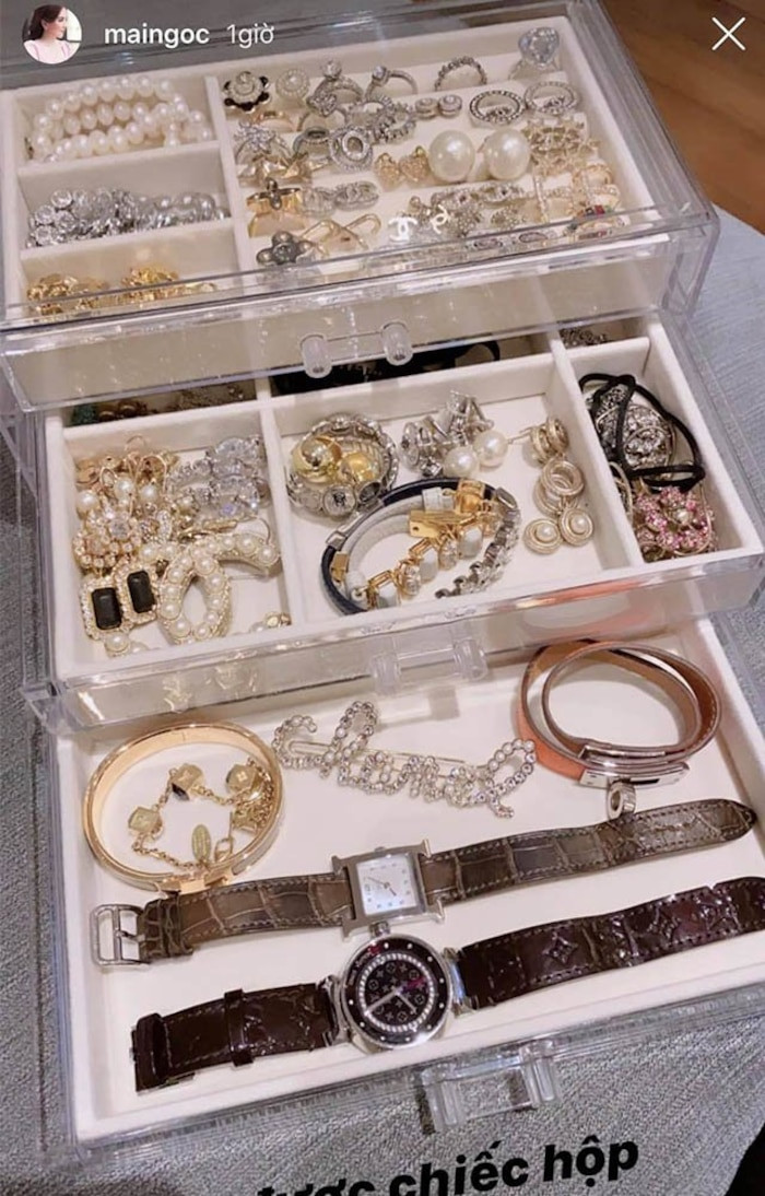 Mới đây, "cô gái thời tiết" khoe chiếc hộp đựng phụ kiện khiến dân mạng phải "lác mắt" vì quá đồ sộ. Trông mướt mắt là vậy nhưng số giá trị của toàn bộ số trang sức này lại không hề nhỏ.