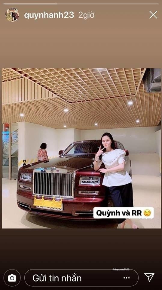 Đầu năm nay cũng từng có thông tin Quỳnh Anh mới sắm một chiếc xe Roll Royce Phantom màu đỏ. Tuy nhiên bạn gái Duy Mạnh đã lên tiếng phủ nhận thông tin này, cho biết cô chỉ chụp ké với chiếc xe.