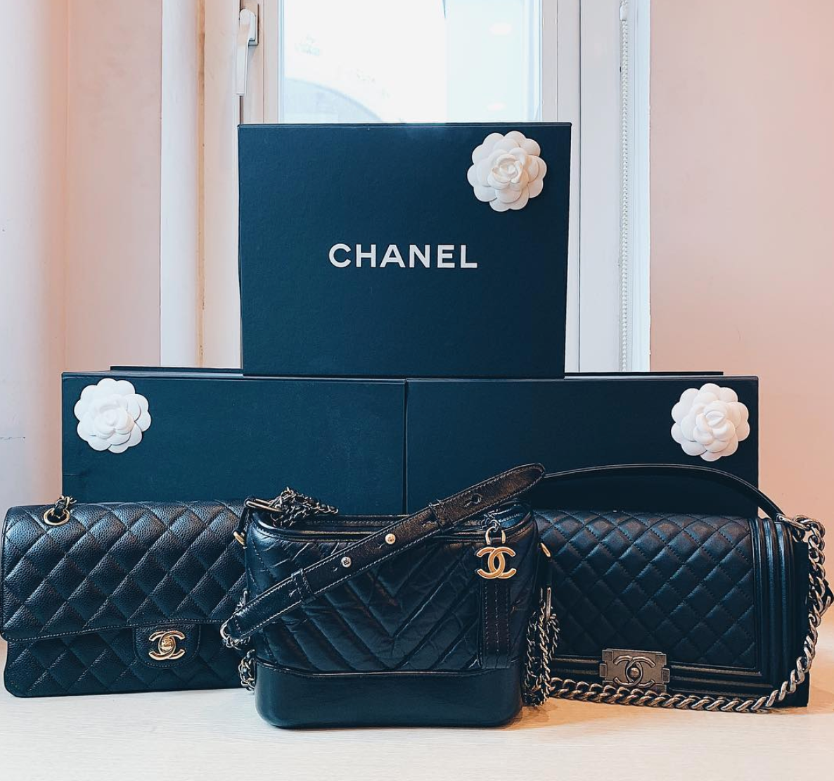 Cô nàng và Duy Mạnh cũng thường xuyên tặng nhau những món đồ hiệu đắt tiền.