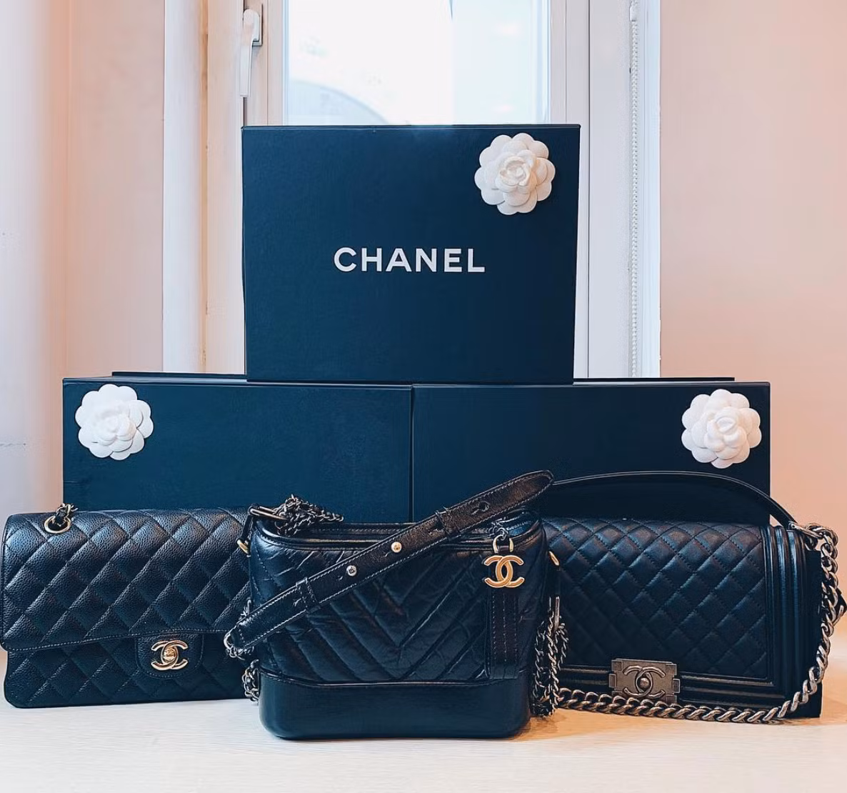 Cô nàng và Duy Mạnh cũng thường xuyên tặng nhau những món đồ hiệu đắt tiền.