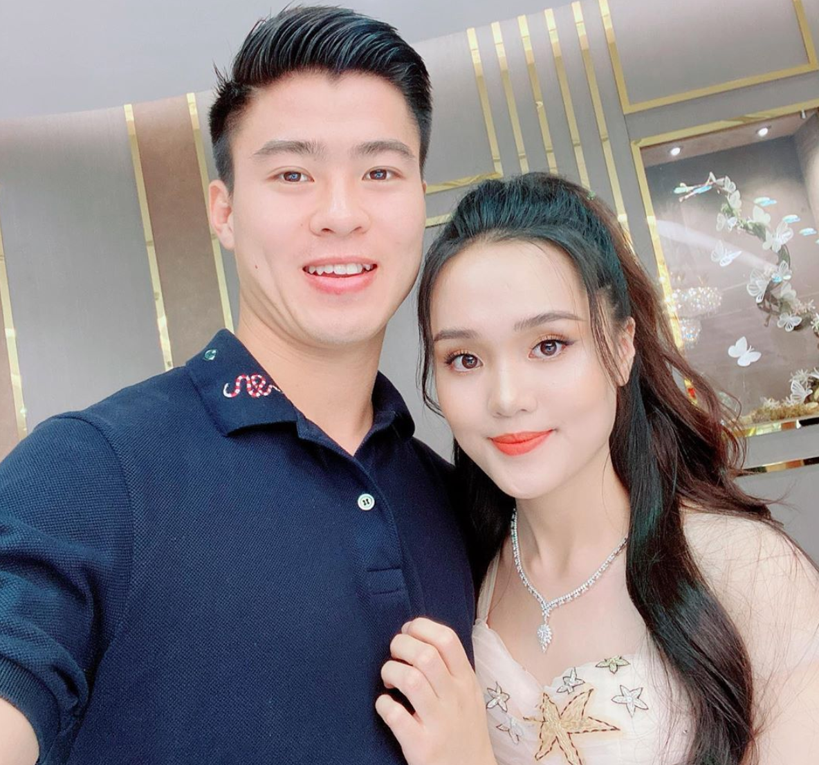 Bạn gái xinh đẹp, dịu dàng rất được Duy Mạnh cưng chiều. Trên trang cá nhân của mình, cầu thủ của tuyển Việt Nam thường xuyên chia sẻ khoảnh khắc hạnh phúc bên Quỳnh Anh, tag cô nàng vào tấm ảnh cá nhân. Chàng trai này đúng chuẩn "Bạn trai nhà người ta" trong truyền thuyết.