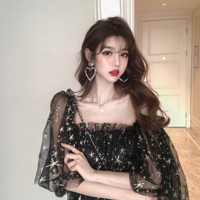 Ngoài ra, cô nàng còn được chú ý nhờ gu thời trang dịu dàng, trẻ trung cùng phong cách trang điểm khá hợp trend.