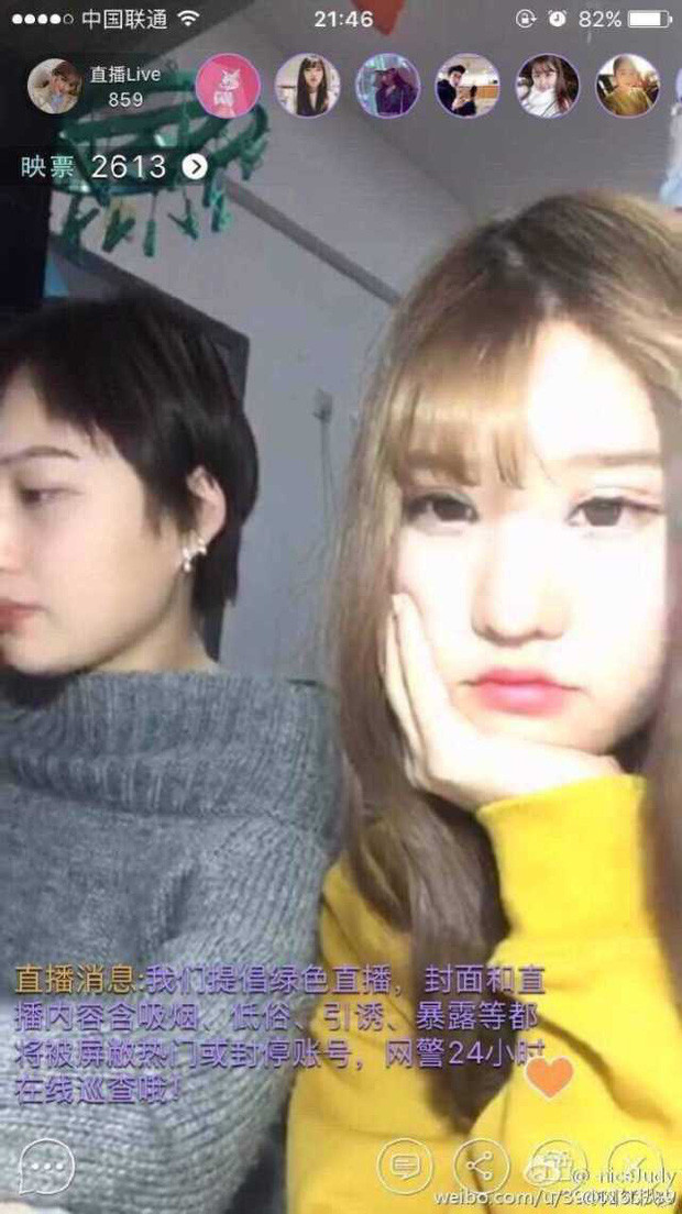 Thế nhưng mới đây, hot girl khiến cộng đồng mạng thật sự sốc khi vô tình tắt ứng dụng làm đẹp khi đang livestream. Có thể thấy, trông cô nàng khác xa với hình ảnh tự chụp. Mắt bồ câu, mũi cao, làn da căng mọng đã biến mất, thay vào đó là khuôn mặt trông kém sắc, không có gì nổi bật.