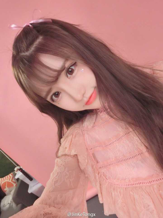 Nanki, cô gái 21 tuổi tới từ thành phố Hàng Châu, tỉnh Chiết Giang (Trung Quốc) được mệnh danh là " hot girl truyện tranh" vì có nhan sắc xinh đẹp, không góc chết.