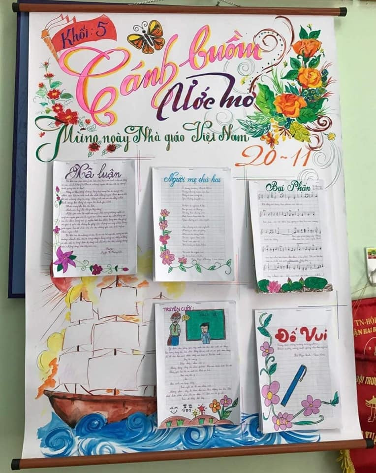 Báo tường thường bao gồm các bài thơ, bài hát, mẩu chuyện nhỏ được học sinh nâng niu chép tay và trang trí.