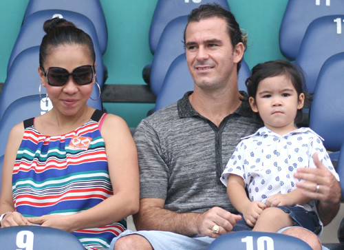  Huỳnh Kesley thừa nhận hai "hoàng tử" là tài sản quý giá nhất của anh sau 10 năm chinh chiến trên sân cỏ Việt Nam.