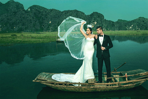 Sau khi kết thúc mùa giải tại V-League cùng Thanh Hóa, trung vệ Danny Van Bakel đã cùng DJ Myno quay trở về quê hương Hà Lan vừa để thăm gia đình vừa để vợ mình dưỡng thai. Và mới đây, nữ DJ xinh đẹp đã hạ sinh cho chồng 1 quý tử kháu khỉnh tại bệnh viện St.Anna Ziekenhuis, Hà Lan. 