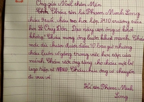 Mặc dù chưa được điểm 10 bao giờ dù đã học lên lớp 3 nhưng cậu bé tên Minh Long vẫn mạnh dạn đòi một bộ đồ chơi xếp hình. Cậu còn cẩn thận viết hoa tên bộ đồ chơi để ông già Noel đỡ nhầm lẫn.