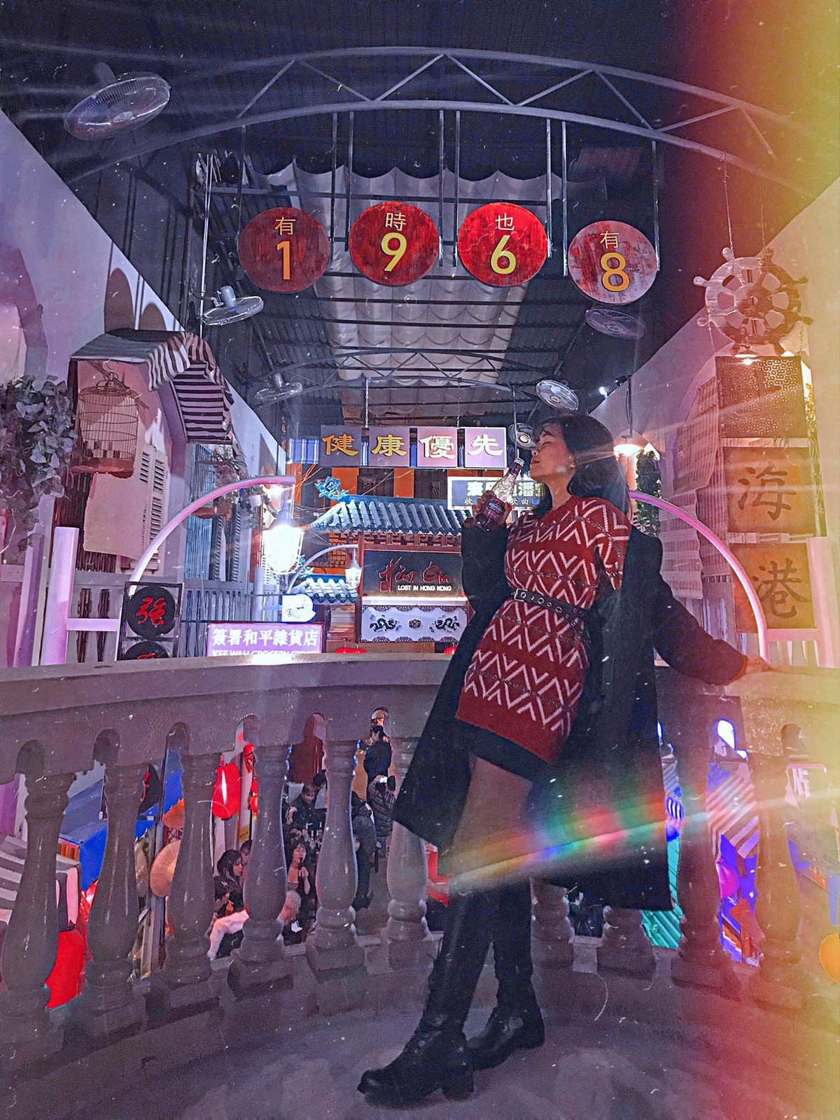 Có không gian rất chill khiến nhiều người lầm tưởng Lost in Hong Kong là một quán rượu, thế nhưng đây thực chất là quán đồ ăn vặt giống như tất cả các hàng quán khác trên con phố Lương Ngọc Quyến hay Tạ Hiện mà thôi. Ảnh: Rubi Bella