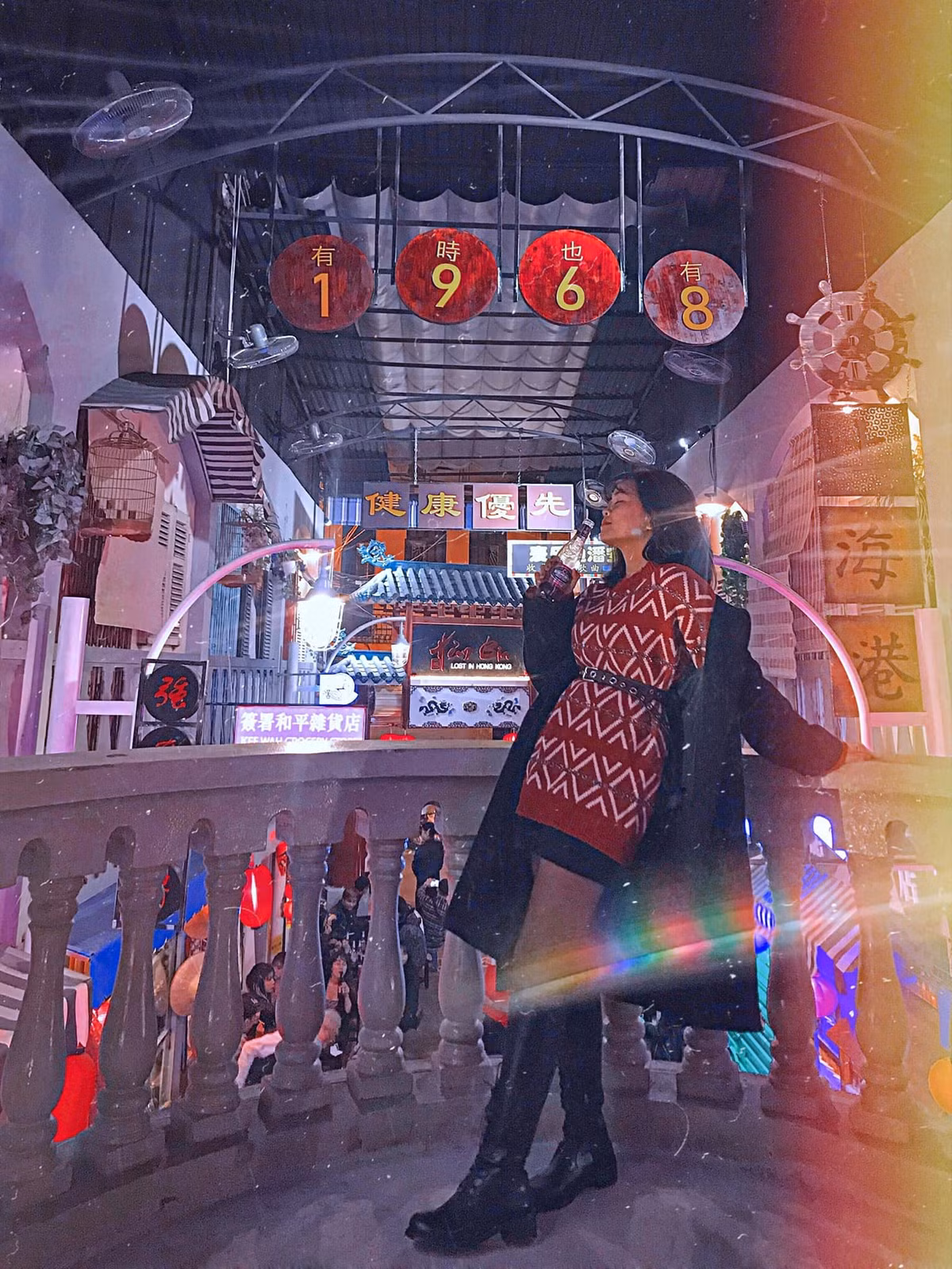 Có không gian rất chill khiến nhiều người lầm tưởng Lost in Hong Kong là một quán rượu, thế nhưng đây thực chất là quán đồ ăn vặt giống như tất cả các hàng quán khác trên con phố Lương Ngọc Quyến hay Tạ Hiện mà thôi. Ảnh: Rubi Bella