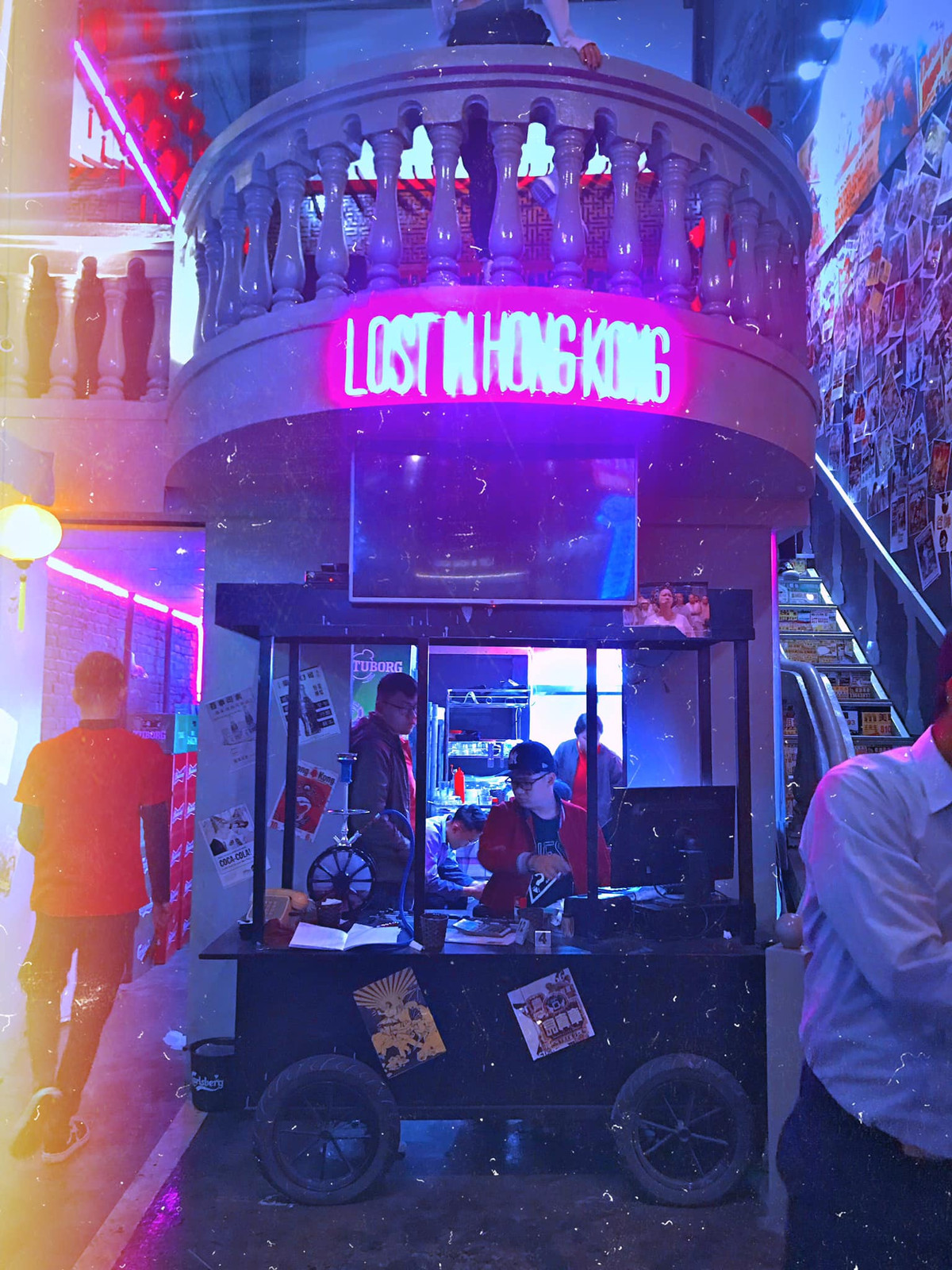 Không chỉ được ăn, được uống và được chụp ảnh, quán còn phục vụ âm nhạc mang hơi hướng Hong Kong hoài cổ. Ảnh: Rubi Bella