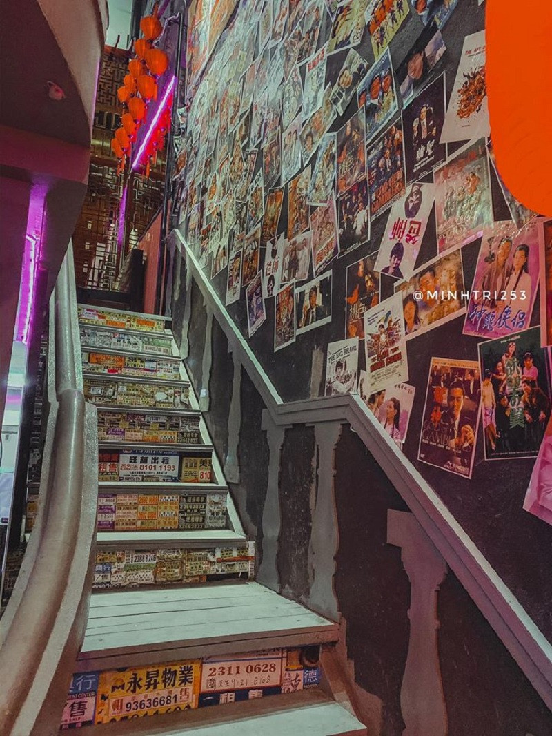 Giá cả đồ ăn tại Lost in Hong Kong cũng rất hợp lý và cũng đa dạng từ rượu, bia đến nước ngọt, khoai chiên, nem chua,...