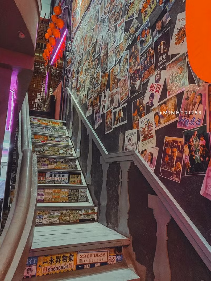 Giá cả đồ ăn tại Lost in Hong Kong cũng rất hợp lý và cũng đa dạng từ rượu, bia đến nước ngọt, khoai chiên, nem chua,...