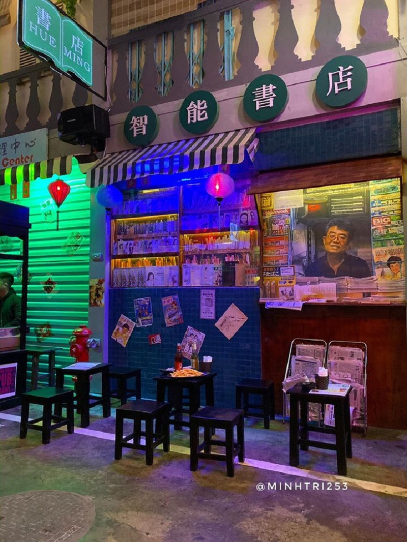 Lost in Hong Kong có địa chỉ tại 12 Đào Duy Từ, Phường Hàng Buồm, Quận Hoàn Kiếm, Hà Nội. Quán hứa hẹn sẽ là một địa điểm check-in tại Hà Nội hút khách trong thời gian tới.