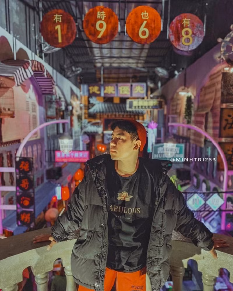 Hiện tại, quán đã có rất đông các bạn trẻ đến check-in rồi và đây hoàn toàn là địa điểm lý tưởng để "sống ảo" về đêm.