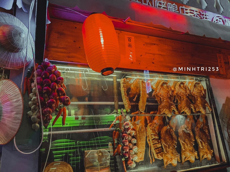 Đúng như tên gọi, Lost in Hong Kong mô phỏng một con phố Hong Kong về đêm, suầm uất những cửa hành thực phẩm, đồ lưu niệm và sáng những ánh đèn led.