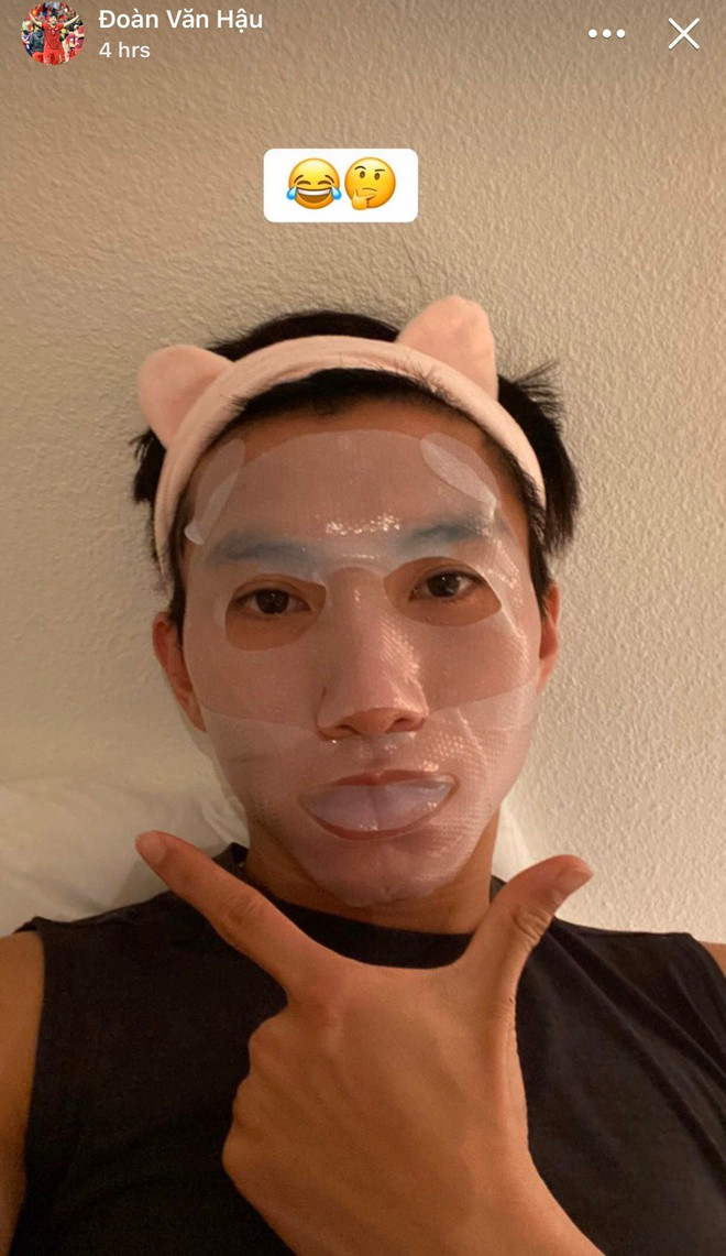 Trên Instagram của mình, Đoàn Văn Hậu hồn nhiên khoe ảnh dưỡng da, đắp mặt nạ khi quay lại CLB ở Hà Lan. Có lẽ sau nhưng ngày dầm nắng Philippines, cầu thủ quê Thái Bình muốn tút tát lại nhan sắc.