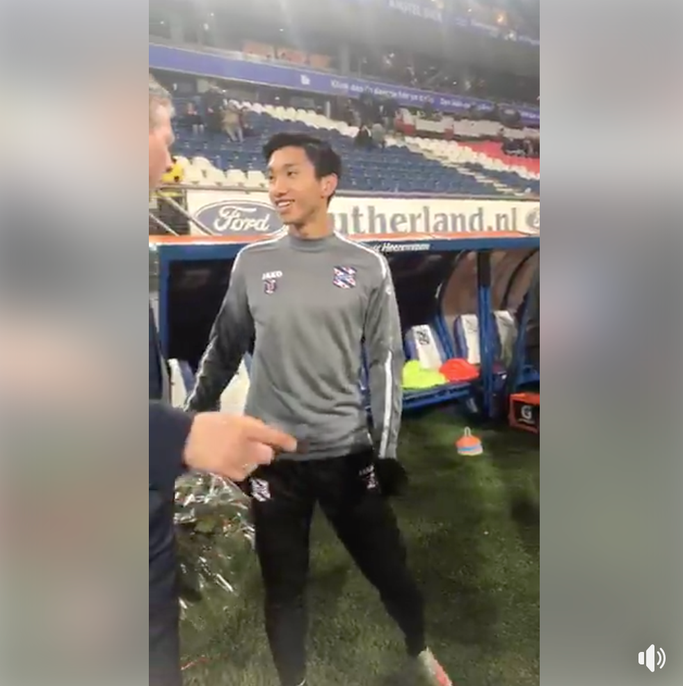 Rạng sáng 14/12 (theo giờ Việt Nam), CLB SC Heerenveen của Văn Hậu có trận đấu với Willem II trên sân nhà Abe Lenstra ở vòng 17 giải VĐQG Hà Lan. Trước khi trận đấu diễn ra, cầu thủ Việt Nam đã được vinh danh trước toàn thể người hâm mộ có mặt trên sân.