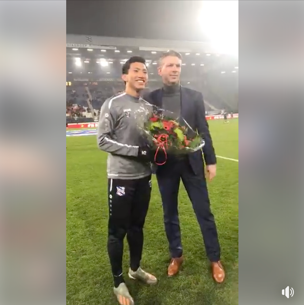 Với thành tích xuất sắc tại SEA Games 30, hậu vệ Đoàn Văn Hậu vui mừng nhận hoa và lời chúc mừng từ CLB và người hâm mộ. Trong trận đấu này, anh chàng cũng có tên trong danh sách dự bị nhưng chưa có cơ hội được ra sân.