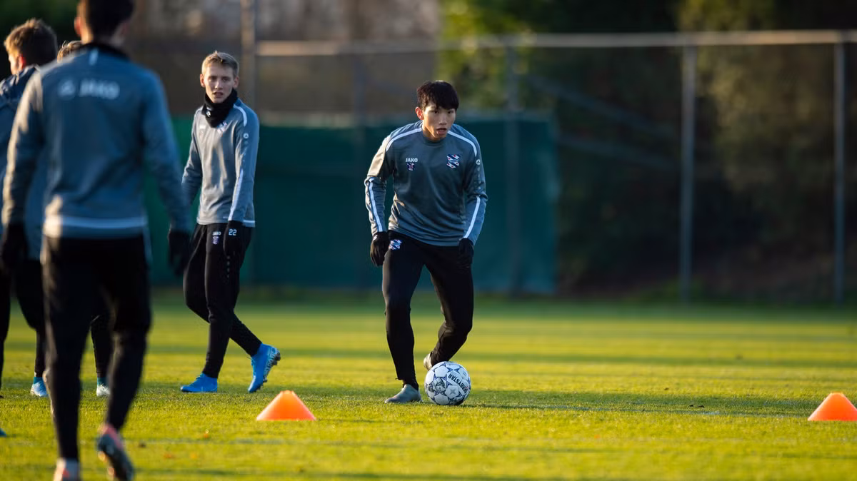 Sau khi SEA Games 30 kết thúc, trong khi các đồng đội trở về Việt Nam ăn mừng thì Văn Hậu một mình ở lại Philippines rồi bay thẳng sang Hà Lan. Gặp chấn thương ở đầu gối nhưng cầu thủ sinh năm 1999 ngay lập tức lao vào luyện tập cùng với các đồng đội.