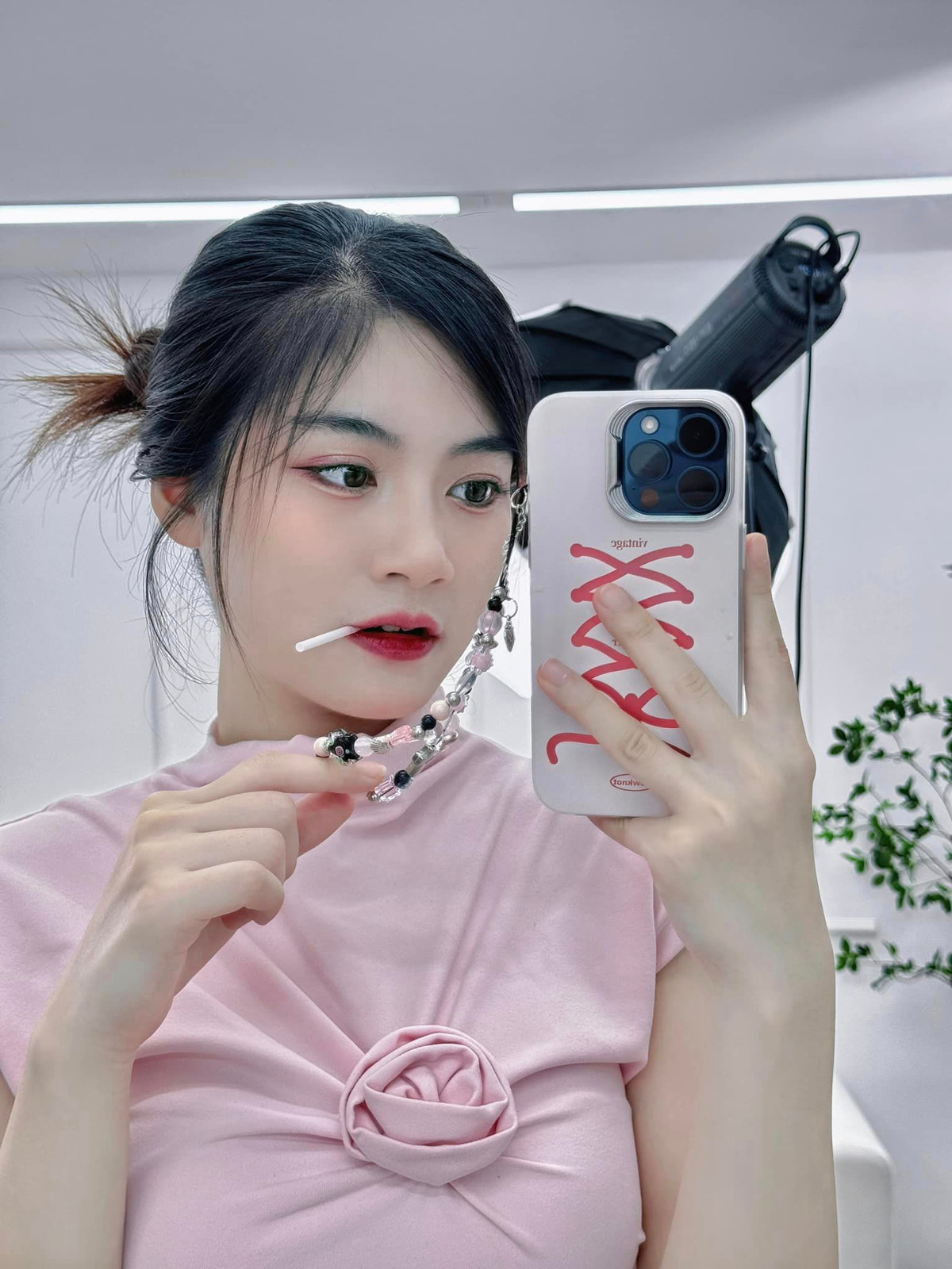 Cô nàng nổi bật nhờ vẻ ngoài xinh đẹp, trong trẻo. Không cần diện đồ hở vẫn quyến rũ, hút hồn fan nam.