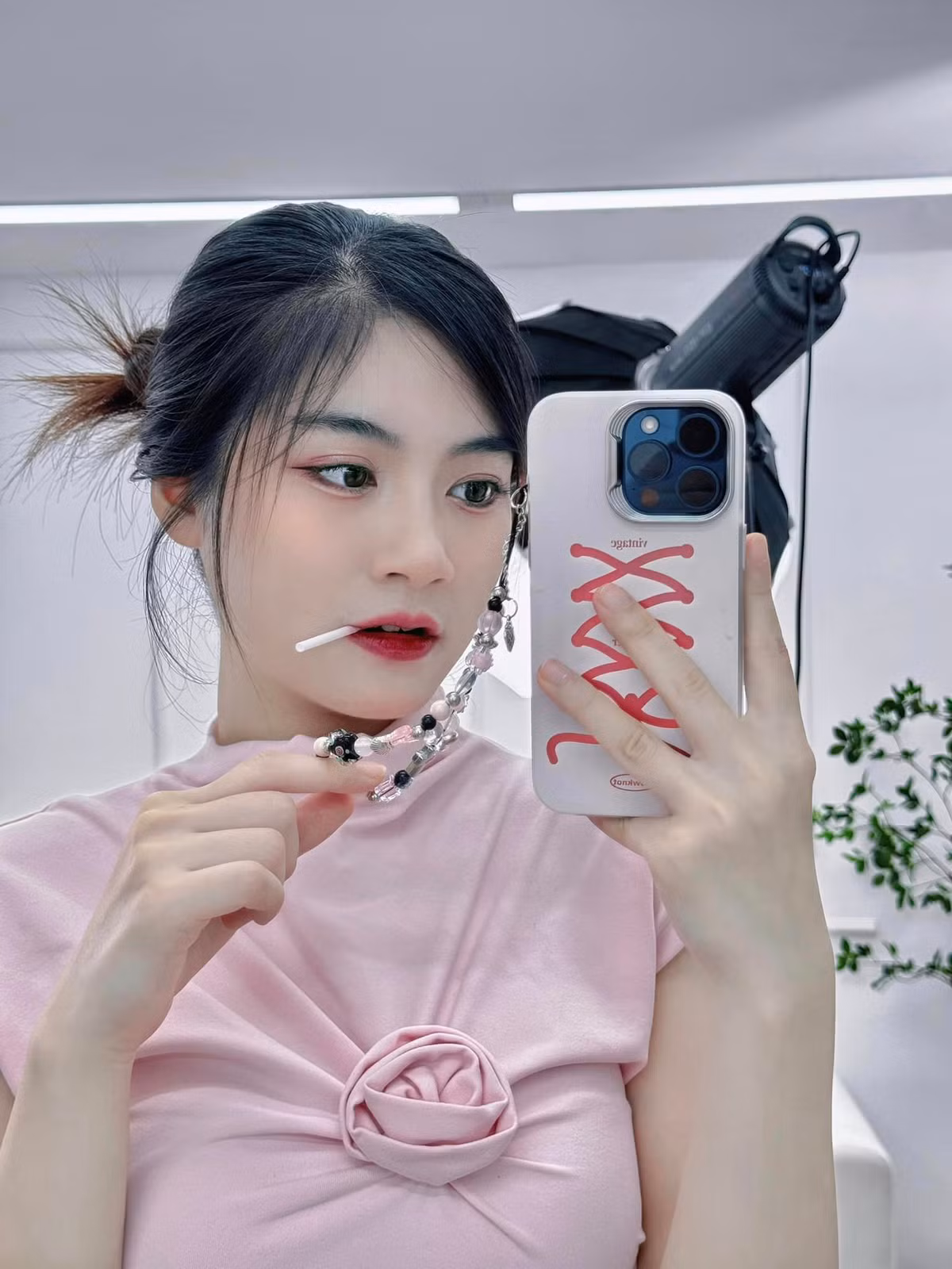 Cô nàng nổi bật nhờ vẻ ngoài xinh đẹp, trong trẻo. Không cần diện đồ hở vẫn quyến rũ, hút hồn fan nam.