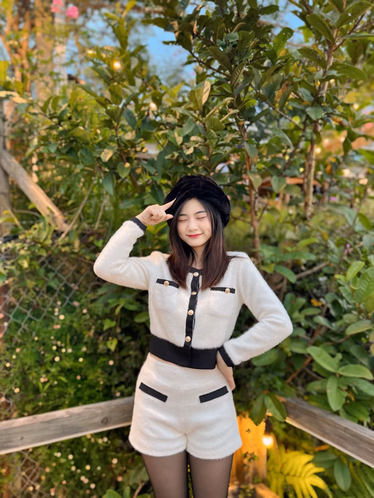 Trên trang cá nhân, nàng hot girl thu hút hơn 160.000 người theo dõi, mỗi bài đăng đều nhận về hàng nghìn lượt thích và tương tác.