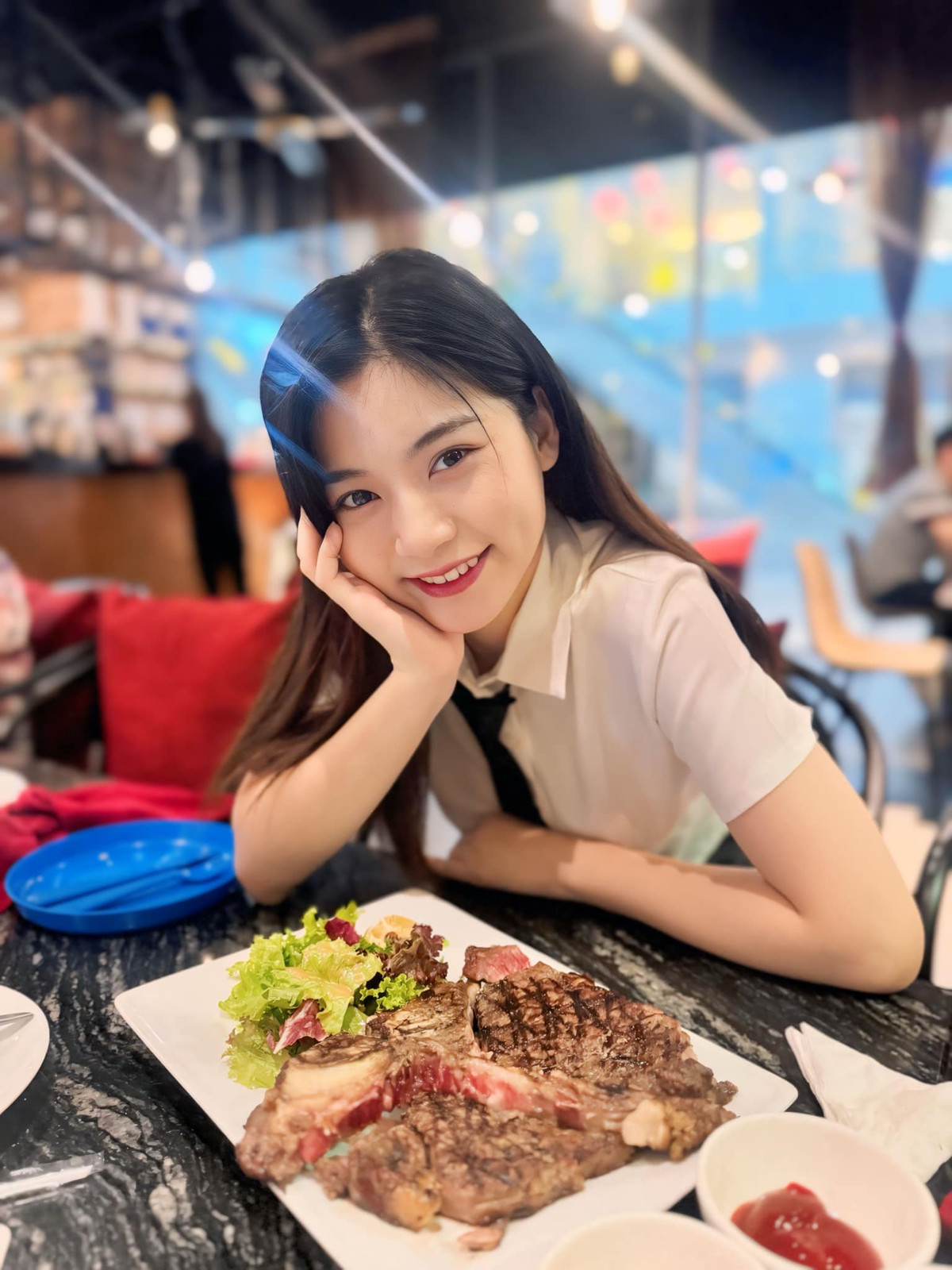 Mặc dù sinh ra trong gia đình có gia thế “khủng” nhưng Nam Phương vẫn được nhận xét có tính cách gần gũi, thân thiện và cô nàng cũng rất tự lập, kiếm tiền từ sớm.