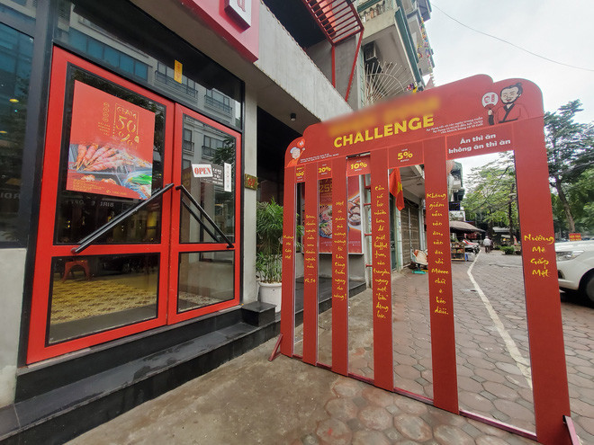 Trong khi dân mạng Việt Nam đang nhìn nước bạn chơi mà thèm thì ngay lập tức có nhiều hàng quán, rạp chiếu phim đã kịp bắt trend chui lọt khe nhận giảm giá ngay để chiều lòng khách hàng.