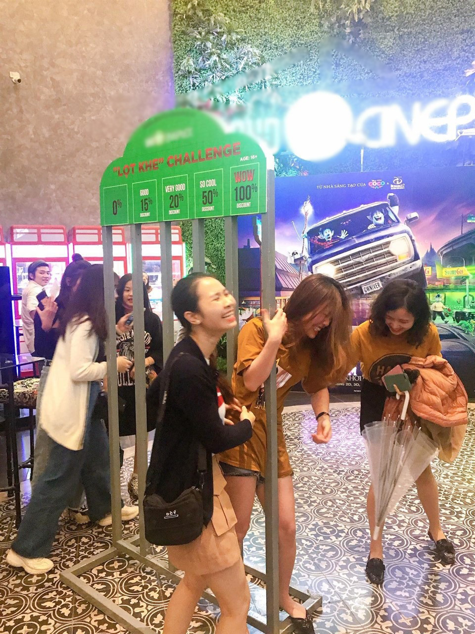 Hiện tại Hà Nội, có rất nhiều hàng quán có thử thách chui lọt khe này để thu hút khách hàng. Thử thách xuất hiện đúng vào dịp học sinh, sinh viên được nghỉ chống dịch Covid-19 nên càng có đông người tham gia.