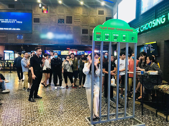 Mới xuất hiện lại để cho người chơi tha hồ thử sức chẳng mất gì nên rất đông các bạn trẻ xếp hàng chờ đến lượt mình "chui khe".