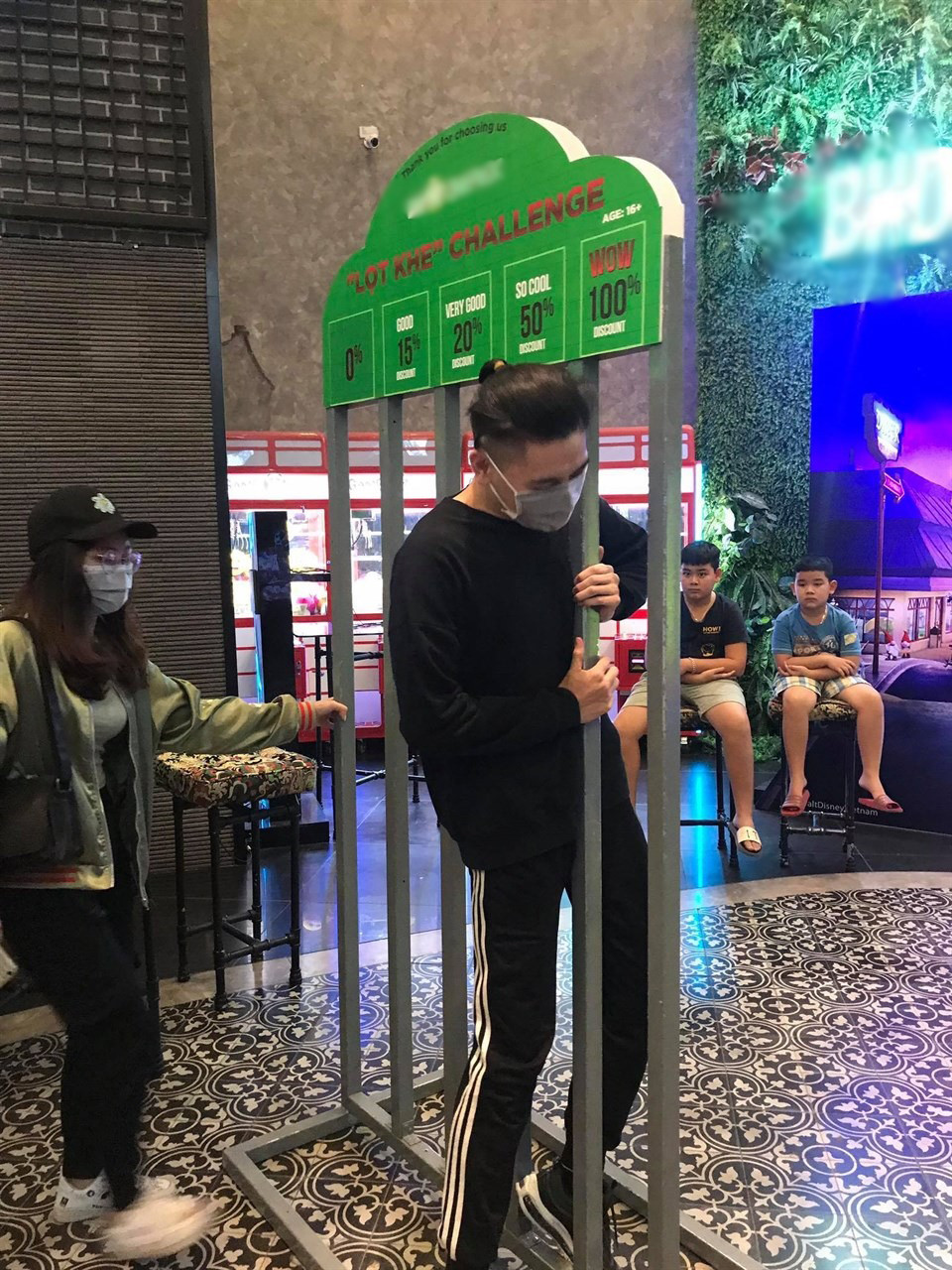 Không chỉ các bạn nữ có dáng người mỏng đua nhau đi thử sức, các bạn nam thân hình cao to cũng không bỏ qua cơ hội được thử chơi trò chui lọt khe này.