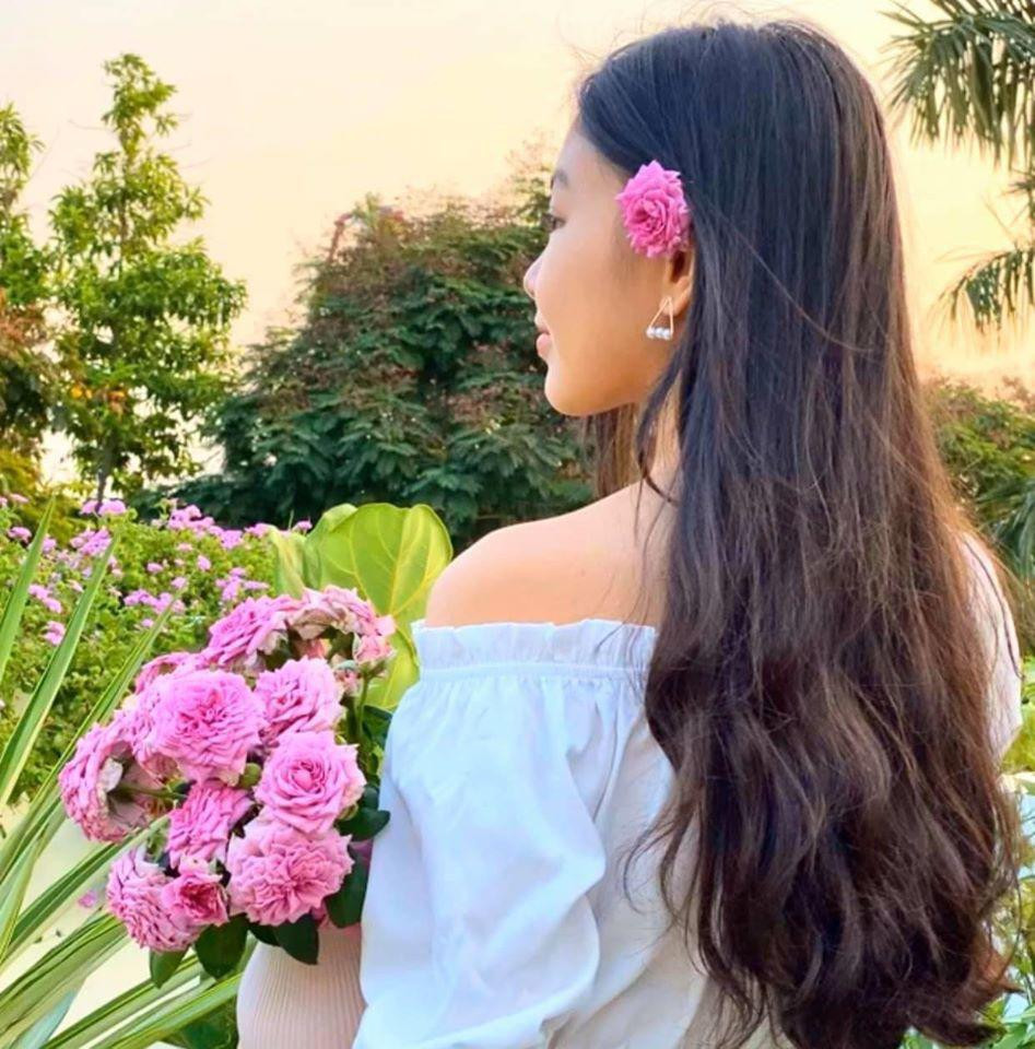 Dù lớn lên trong gia đình giàu có, cô bé Thảo Linh hiếm khi diện đồ hiệu, trang phục thường ngày đều rất “kín cổng cao tường”.