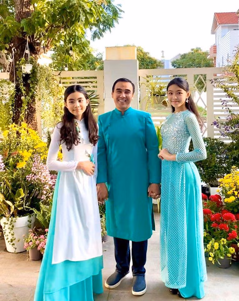 Được biết, cô bé Lọ Lem năm nay vừa bước sang tuổi thứ 14 tuổi và những bức hình chụp áo dài là để kỉ niệm lần sinh nhật đáng nhớ này.