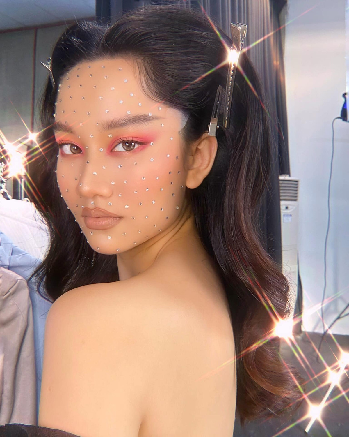 Trúc Anh cũng từng thay đổi phong cách trang điểm với mắt sắc lẹm, môi trầm. Phong cách make up này ngay lập tức bị khán giả la ó, cho rằng không hề phù hợp với cả ngoại hình và tính cách của cô.