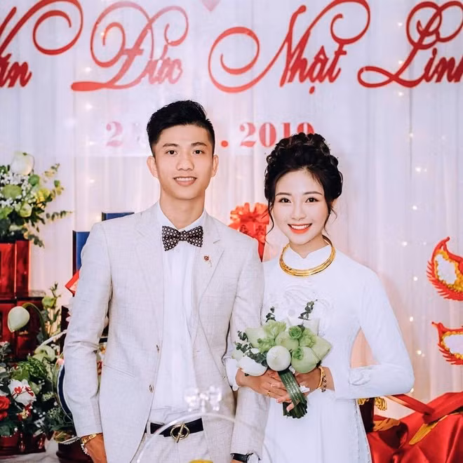 Bên cạnh Duy Mạnh, Phan Văn Đức cũng là cầu thủ sắp "theo vợ bỏ cuộc chơi". Đám hỏi của anh và "hot girl mầm non" Võ Nhật Linh đã được tổ chức vào giữa tháng 12 vừa qua, lễ cưới sẽ được tiến hành vào đúng mùng 6 tết âm lịch.