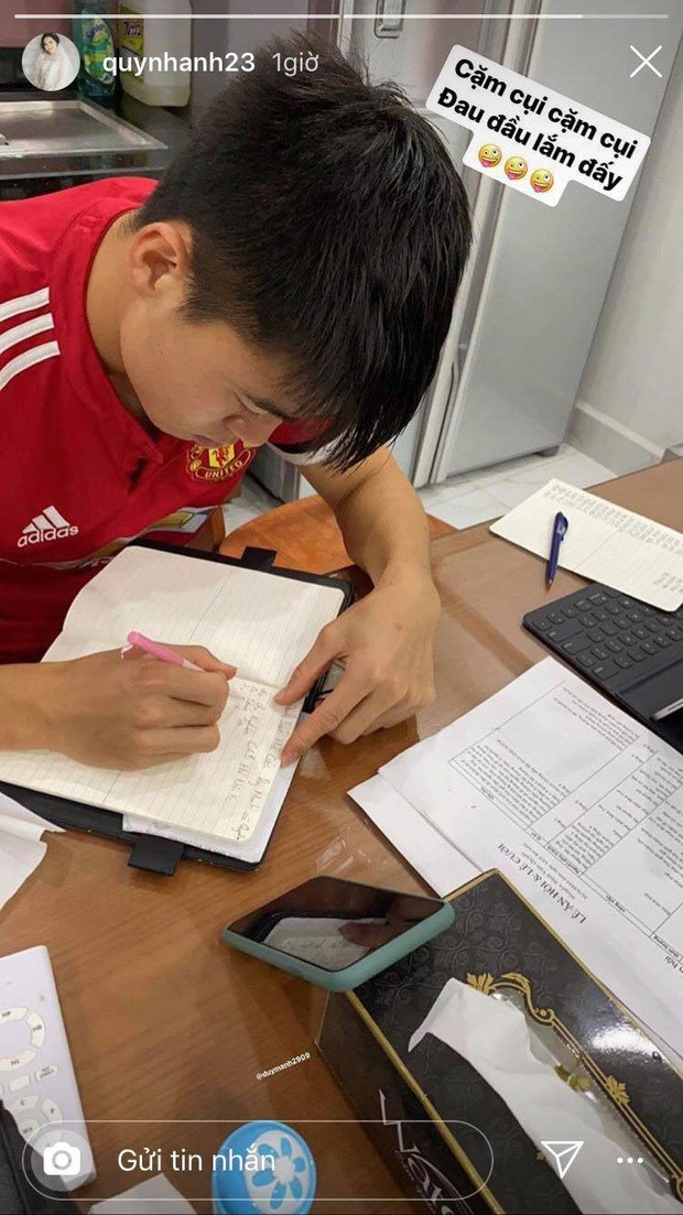 Mới đây, trên trang cá nhân, bạn gái Duy Mạnh khoe khoảnh khắc nam cầu thủ ngồi cặm cụi viết danh sách khách mời, những thứ cần chuẩn bị cho đám cưới cùng dòng trạng thái: "Cặm cụi cặm cụi, đau đầu lắm đây" khiến người hâm mộ không khỏi ghen tỵ.