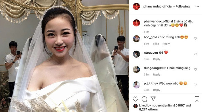 Trước khi lễ cưới diễn ra. Phan Văn Đức đang tải hình ảnh vợ lên mạng xã hội kèm dòng trạng thái không thể ngọt ngào hơn: "Em sẽ là cô dâu xinh đẹp nhất đời anh". Bên dưới, nhiều người hâm mộ gửi lời chúc mừng tới cặp đôi.