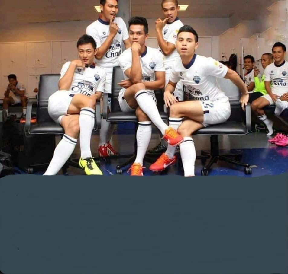 Trước đó, các cầu thủ U23 Thái Lan cũng có động thái "cà khịa" cầu thủ U23 Việt Nam khi đăng tải hình ảnh ưỡn ẹo nữ tính sau trận thắng đậm trước U23 Bahrain, đội bóng mà trước đó Việt Nam đã phải chịu thua trong trận giao hữu.