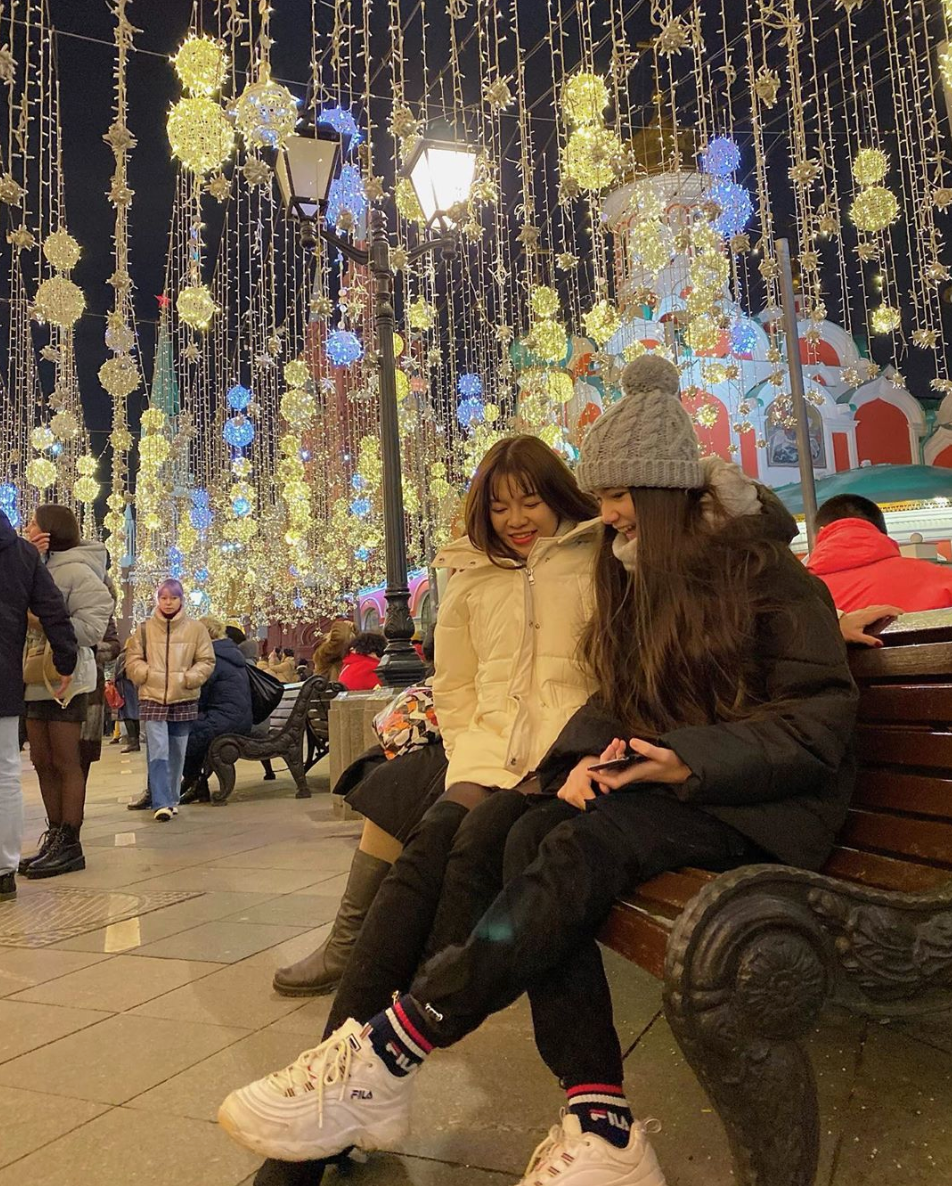 Hiện tại, Yến Xuân vẫn đang có mặt tại Nga để ra mắt gia đình Đặng Văn Lâm. Qua những tấm hình cô khoe trên mạng xã hội có thể thấy mối quan hệ của "hot girl phòng tập" và gia đình thủ môn đội tuyển Việt Nam rất tốt đẹp.