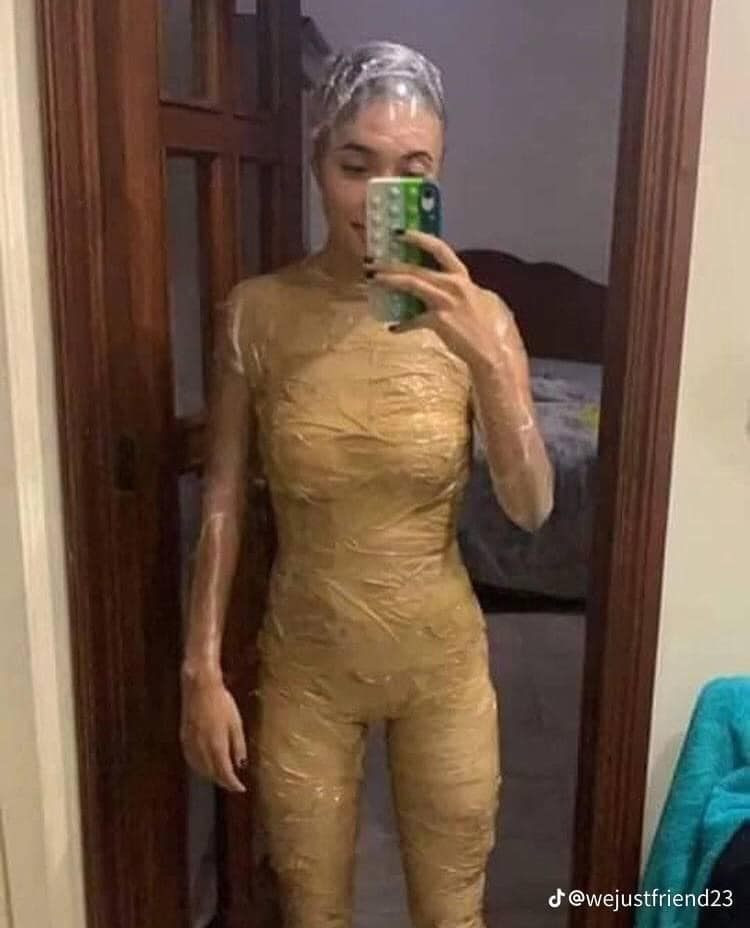 Cô gái đã tự quấn băng keo quanh mình, từ chân cho đến đầu.