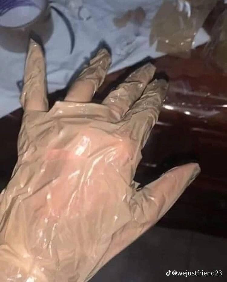 Đến từng ngón tay cũng được quấn băng keo kỹ.