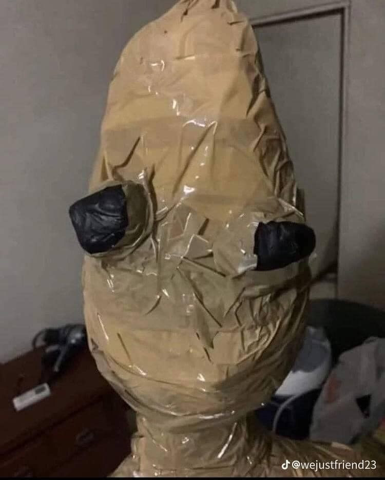 Màn hóa trang cực kỳ công phu với đạo cụ là băng keo và túi bóng màu đen...