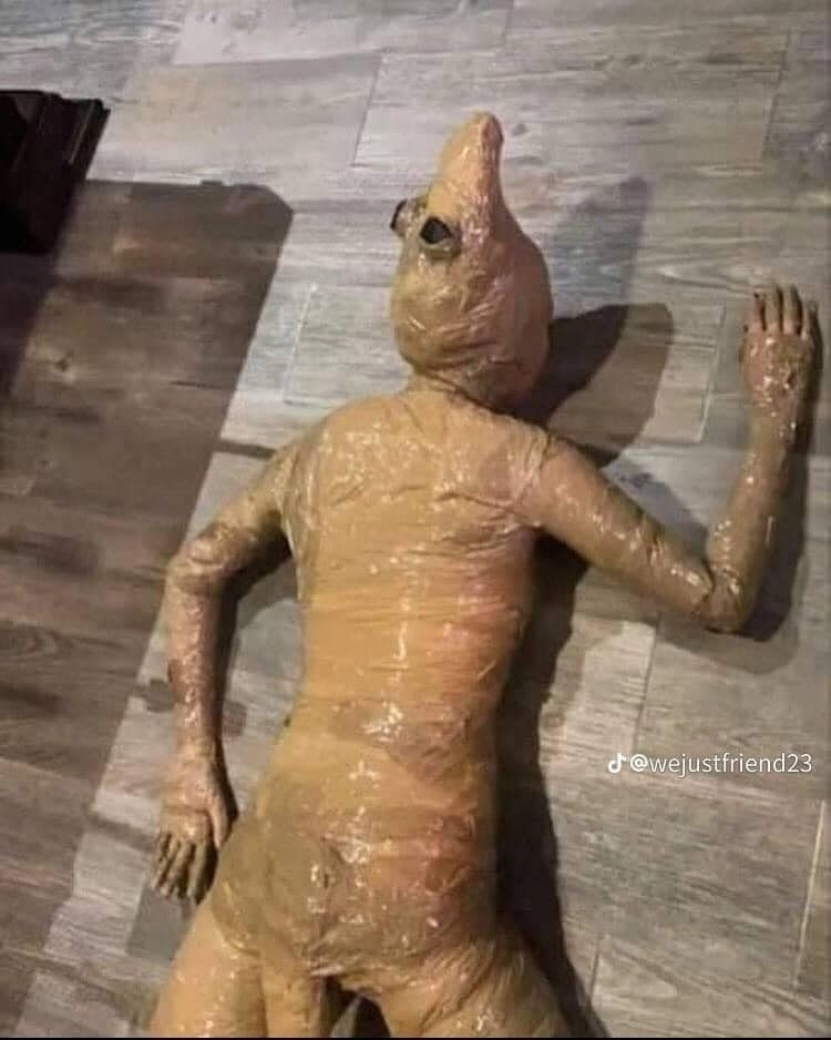 Cô gái còn nằm ra, bò trên sàn bắt chước hành động loài thạch sùng...