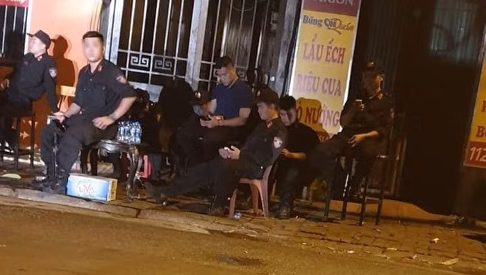 Xung quanh đó là lực lượng cảnh sát cơ động túc trực sẵn.