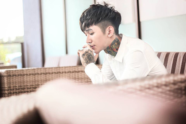 Năm 2013, nhân vật Hoàng Tử Gió bất ngờ được nổi tiếng và được CĐM biết đến với biệt danh "phục vụ bàn đẹp trai" khi đang làm quản lý tại một quán bar ở Hà Nội. Đặc biệt hơn cả, sự đối lập giữa khuôn mặt thư sinh với những hình xăm cá tính trên người chính là điểm nổi bật thu hút sự quan tâm của mọi người.