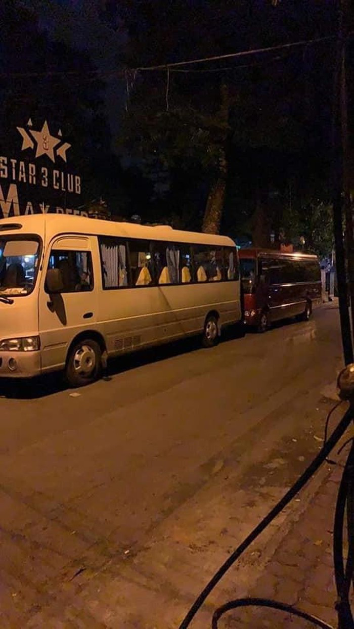 Trong hình ảnh được chia sẻ trên mạng, công an điều hai ô tô 29 chỗ đến trước Star3 Club để chở các dân chơi về trụ sở.