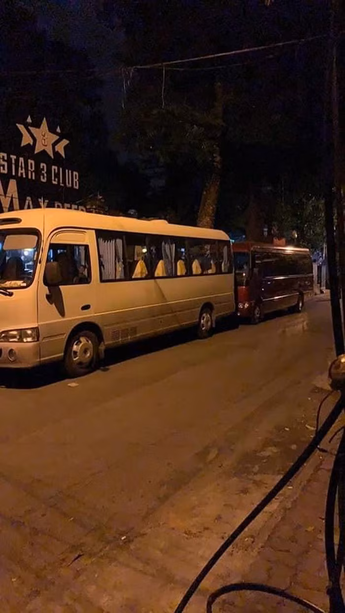 Trong hình ảnh được chia sẻ trên mạng, công an điều hai ô tô 29 chỗ đến trước Star3 Club để chở các dân chơi về trụ sở.