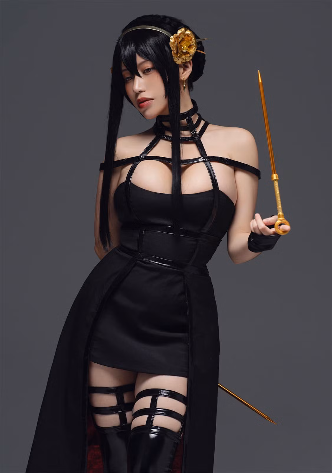 Một trong những nhân vật mà nàng coser tạo hình cực thành công, đó là Yor Forger. Trong bộ Spy x Family, Yor Forger là một trong những nhân vật chính trọng tâm được khai thác nhiều nhất. Từ nhỏ, để mưu sinh và nuôi em trai, cô đã phải đi làm sát thủ để kiếm tiền cho em trai đi làm... Công An.