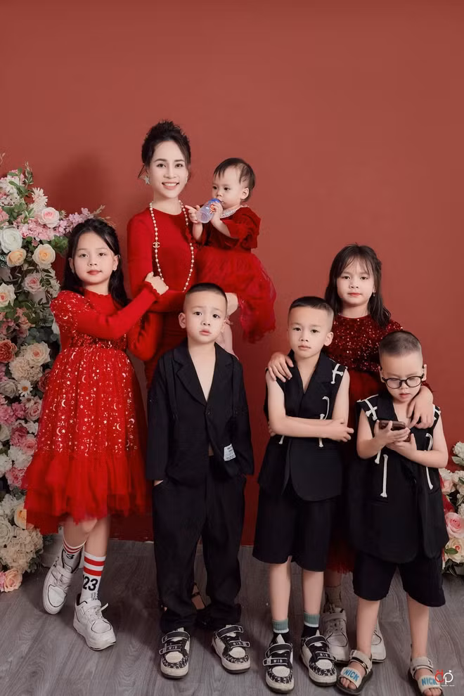 Nhiều người cho rằng cô dễ đẻ, thế nhưng trong lần sinh đầu tiên, Tuyết đau đến nỗi phải nằm trên giường cả tháng, lần 2 bị áp xe vú, lần 4 còn dọa sảy. 6 đứa con đến với chị không phải là hành trình dễ dàng gì.